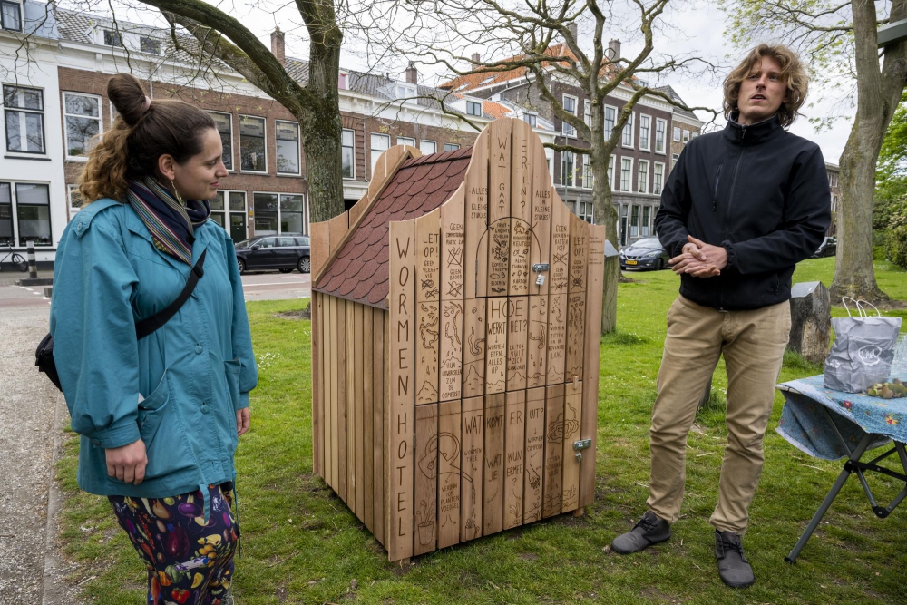 Tijgerwormen hebben een eigen hotel gekregen in Schiedam