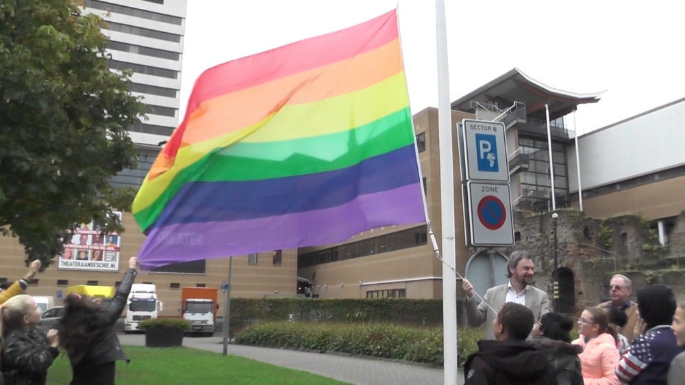 ex-wethouder Jeroen Ooijevaar hijst de regenboogvlag in 2019