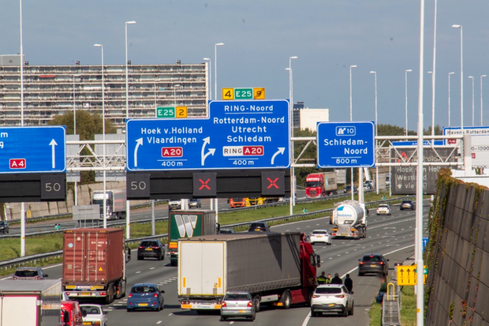 File na ongeval met vrachtwagen op de A4