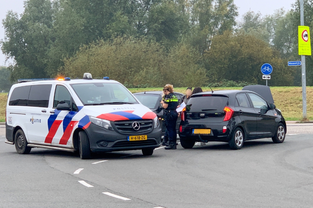 Twee auto&#039;s botsen op kruising Maasdijk - Gustoweg