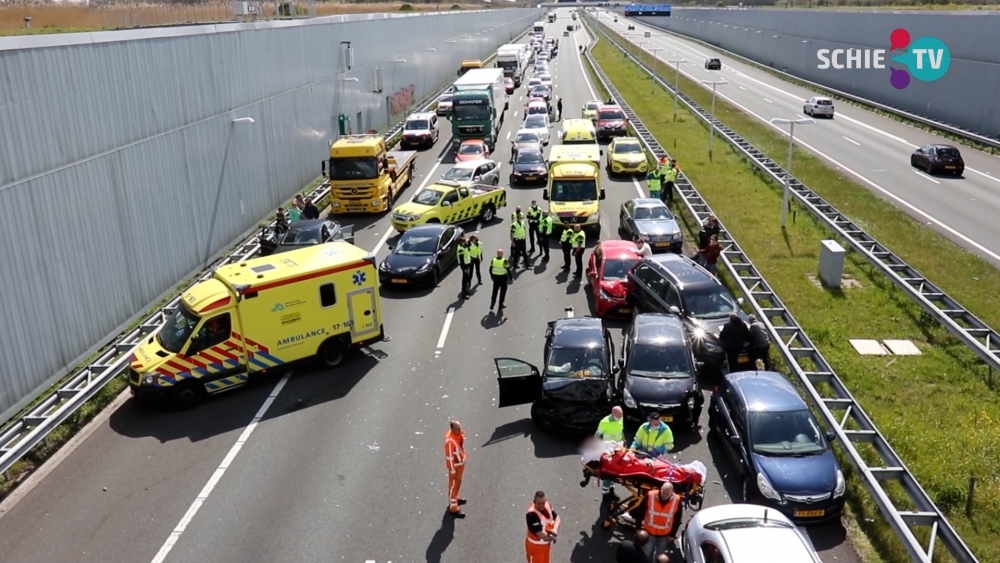 Enorme ravage op de A4 na ongeval met zes auto&#039;s