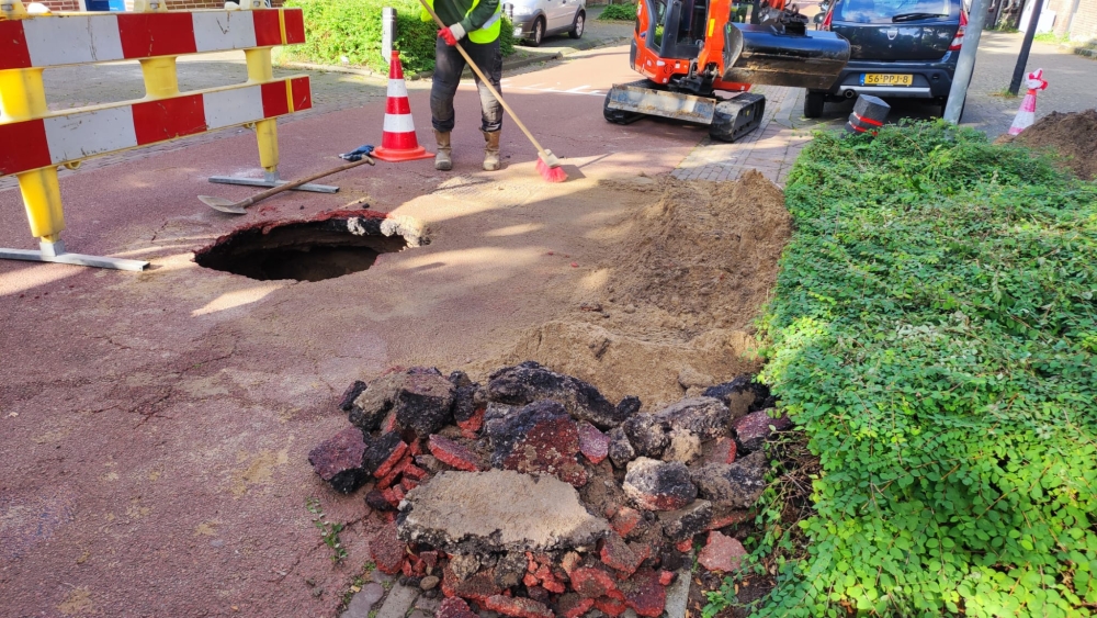 Zand spoelt weg en veroorzaakt sinkhole midden op Vlaardingse straat