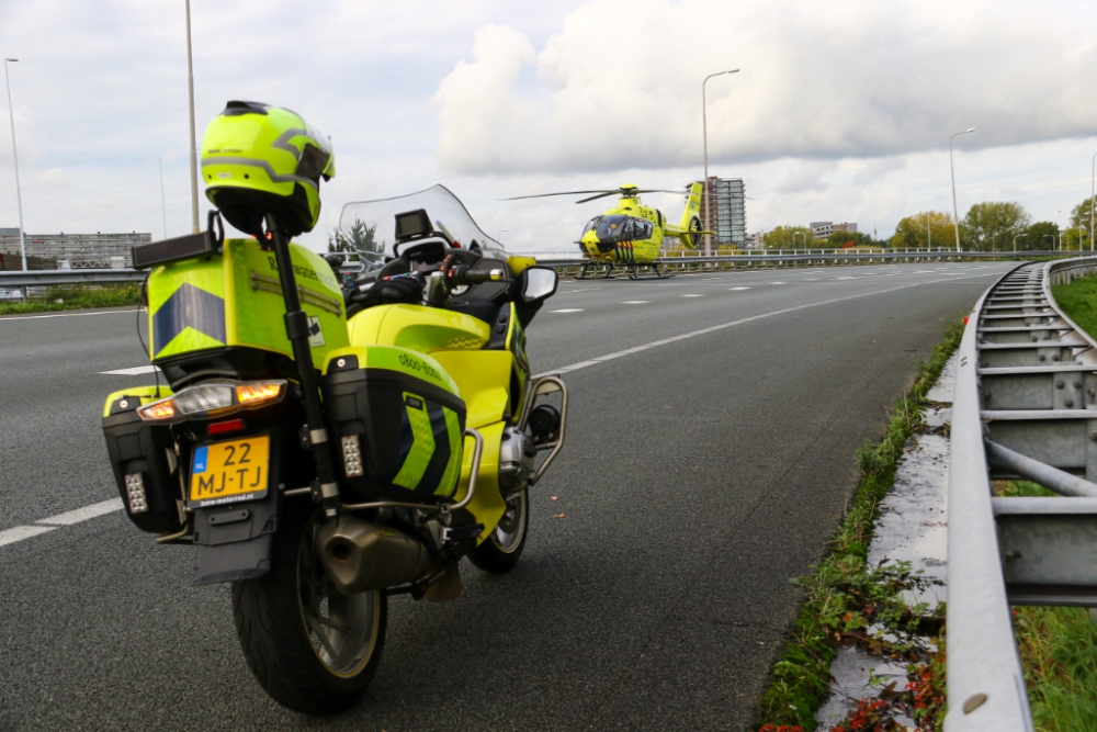 Traumahelikopter landt op snelweg na aanrijding tussen een auto en bakwagen