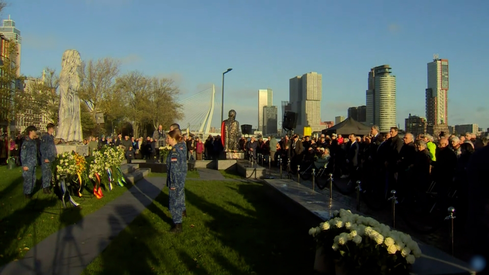 Dit was de herdenking van de razzia bij het monument in Rotterdam