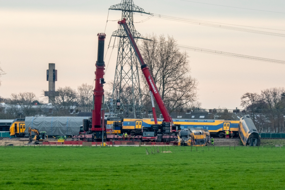 Schiedamse kranen bergen ontspoorde trein bij Voorschoten