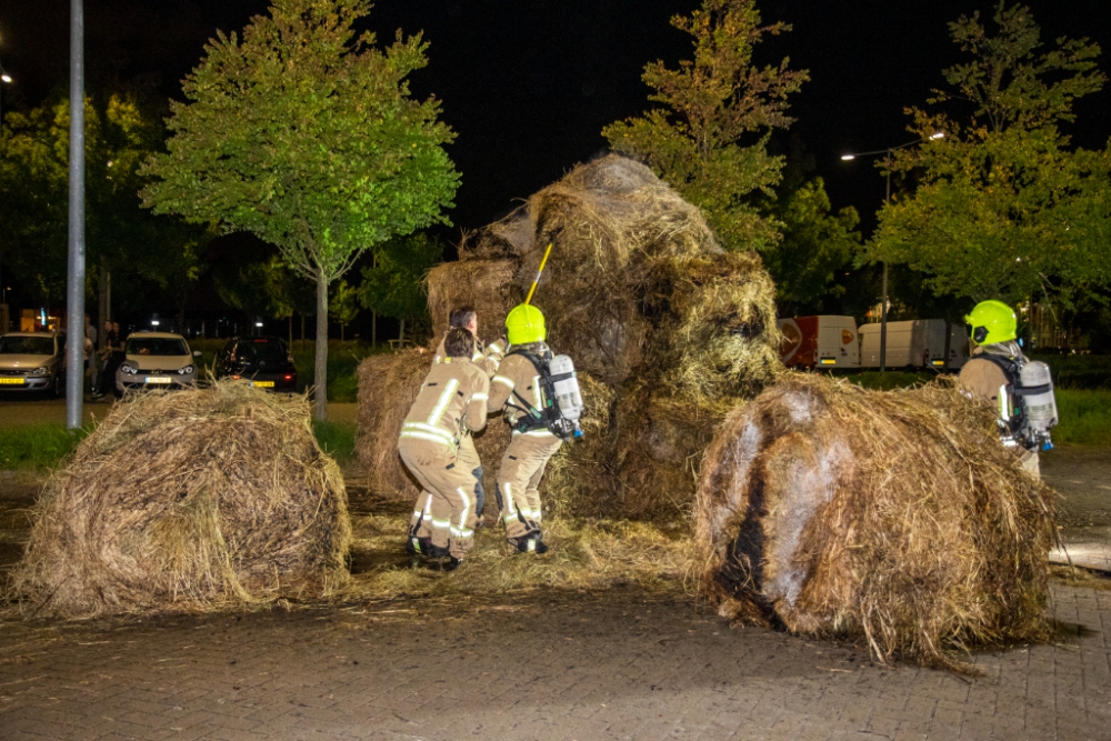 Hooibalen in brand op parkeerterrein Prinses Beatrixlaan