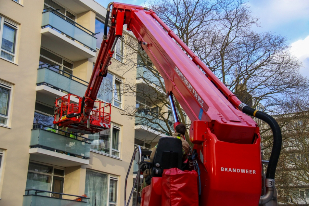 Brandweer zet alles op alles om patiënt uit huis te krijgen