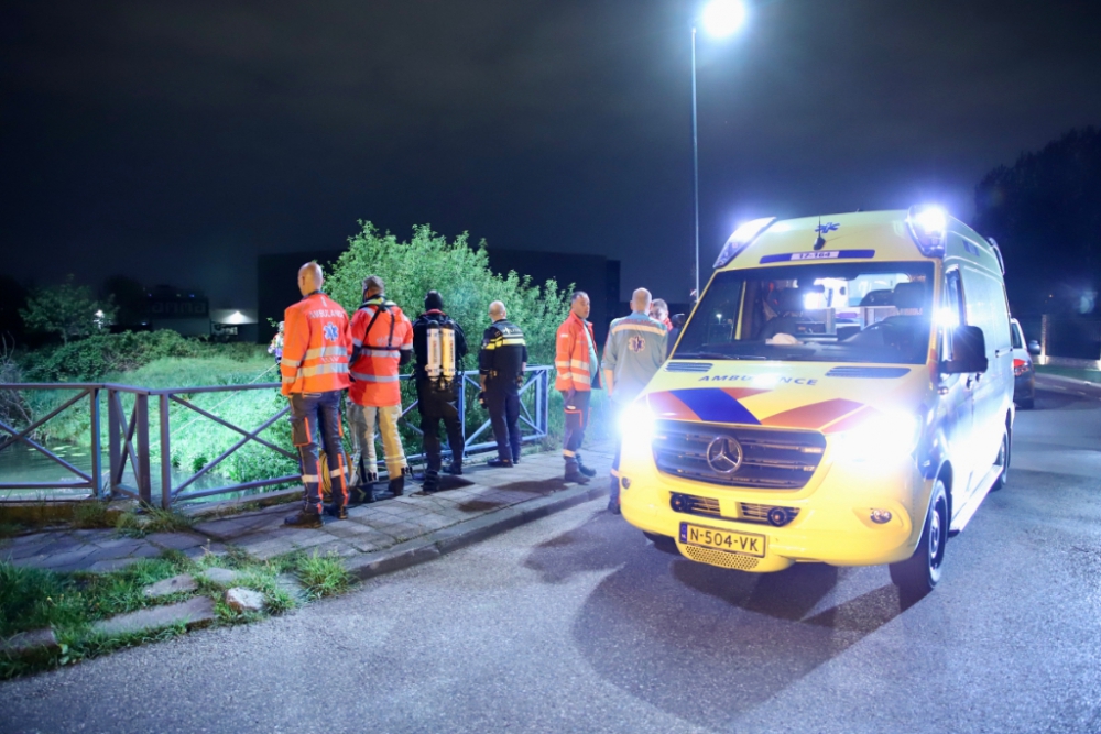 Hulpdiensten halen drenkeling uit het water