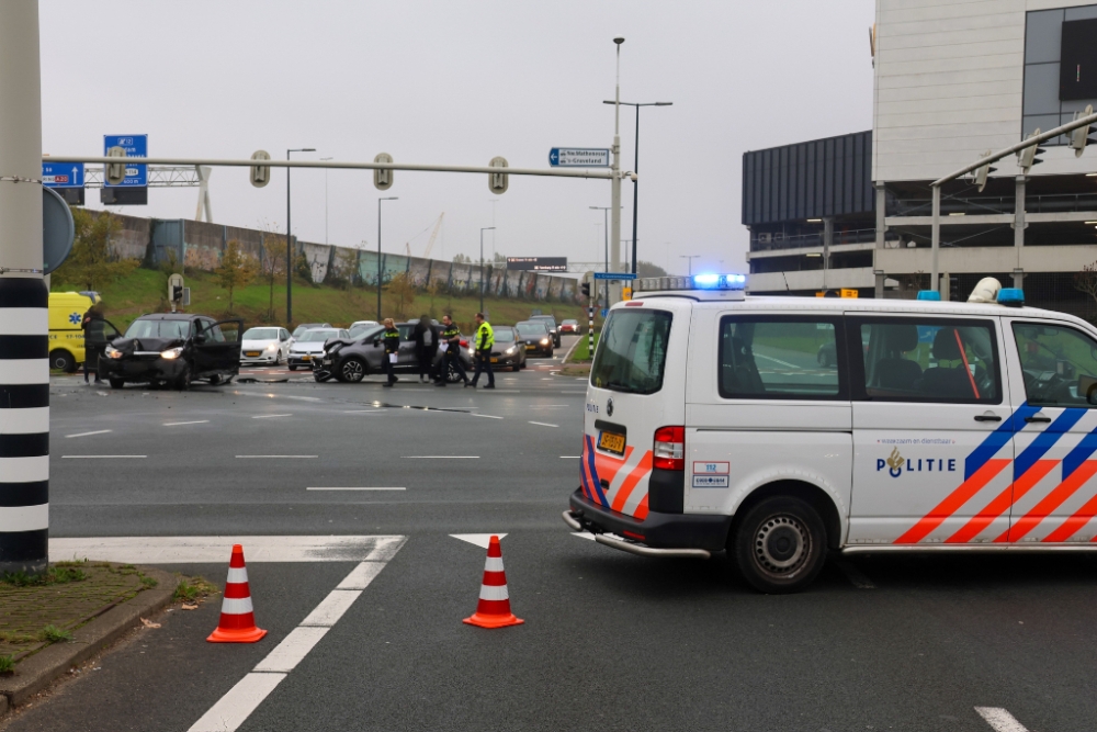 Aanrijding tussen meerdere auto&#039;s op Schiedams kruispunt