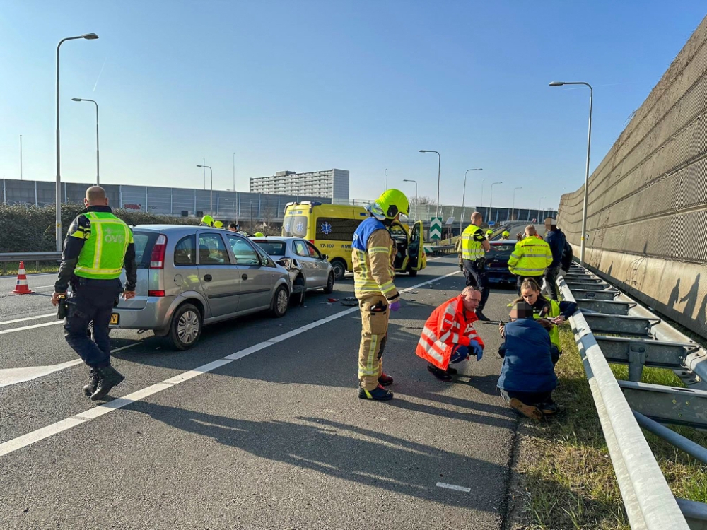 Gewonden bij botsing tussen vier auto’s, politie schrijft 150 (!) bekeuringen uit