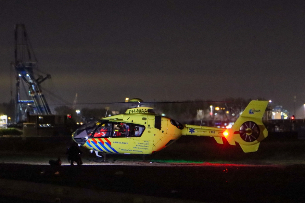 Traumahelikopter landt in de nacht bij de Rotterdamsedijk voor onwel geworden man