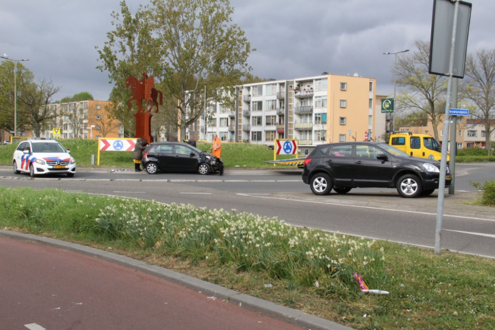 Aanrijding op rotonde Nieuwlandplein