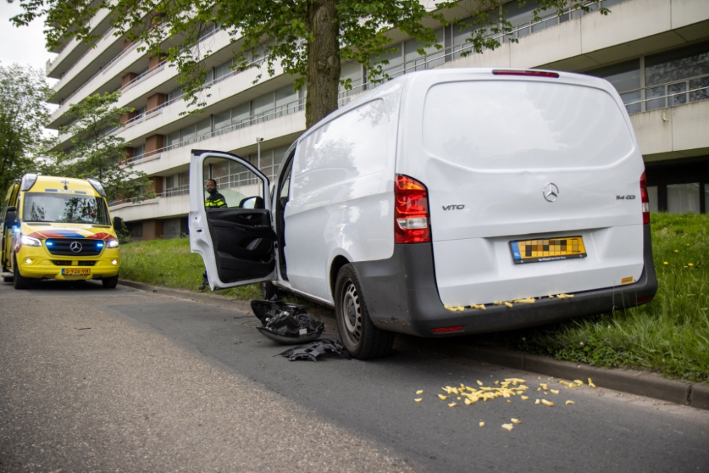 Deltaweg vol met patat nadat bestelbus tegen boom rijdt