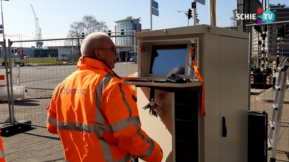 Tijdelijke verkeerslichten op druk kruispunt in West