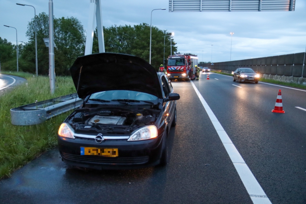 Brand onder motorkap op de A20