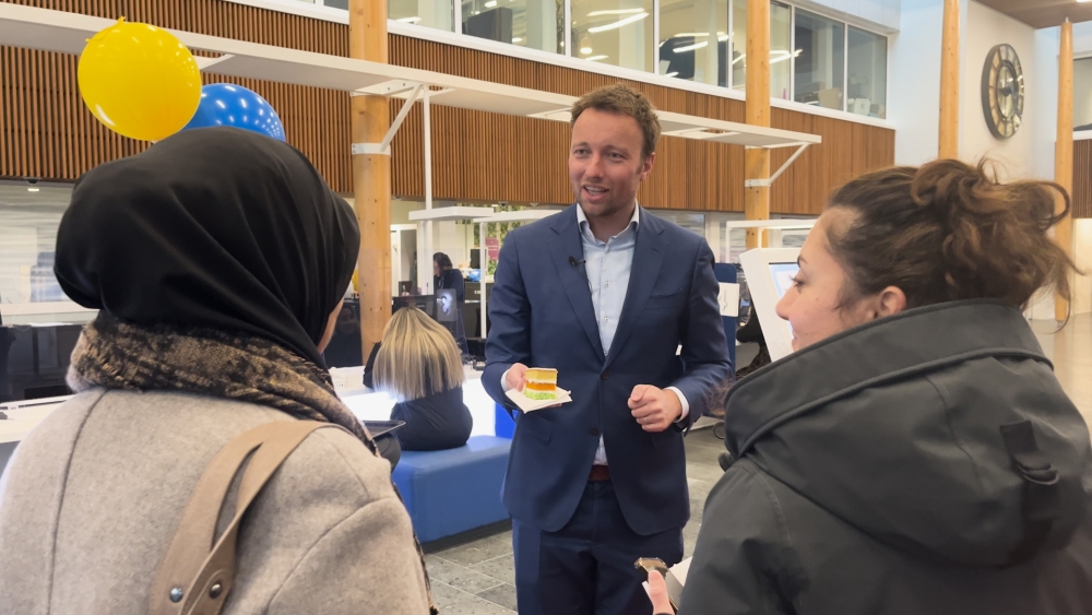 Wethouder Koen Kegel deelt cakejes uit op het stadskantoor: ‘Blij dat we nu langer open zijn’