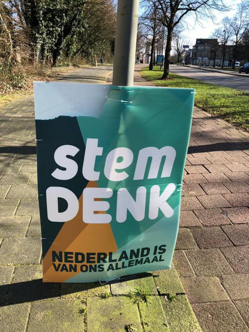 DENK Schiedam doet aangifte van diefstal en vernieling sandwichborden