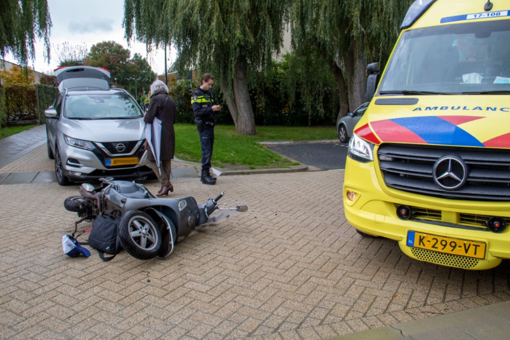 Auto en scooter botsen op de Koekoekslaan