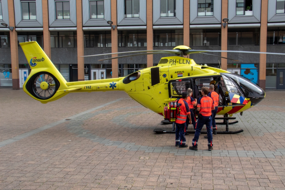 Traumahelikopter landt op Stadserf voor medisch incident in Simon Stevinstraat