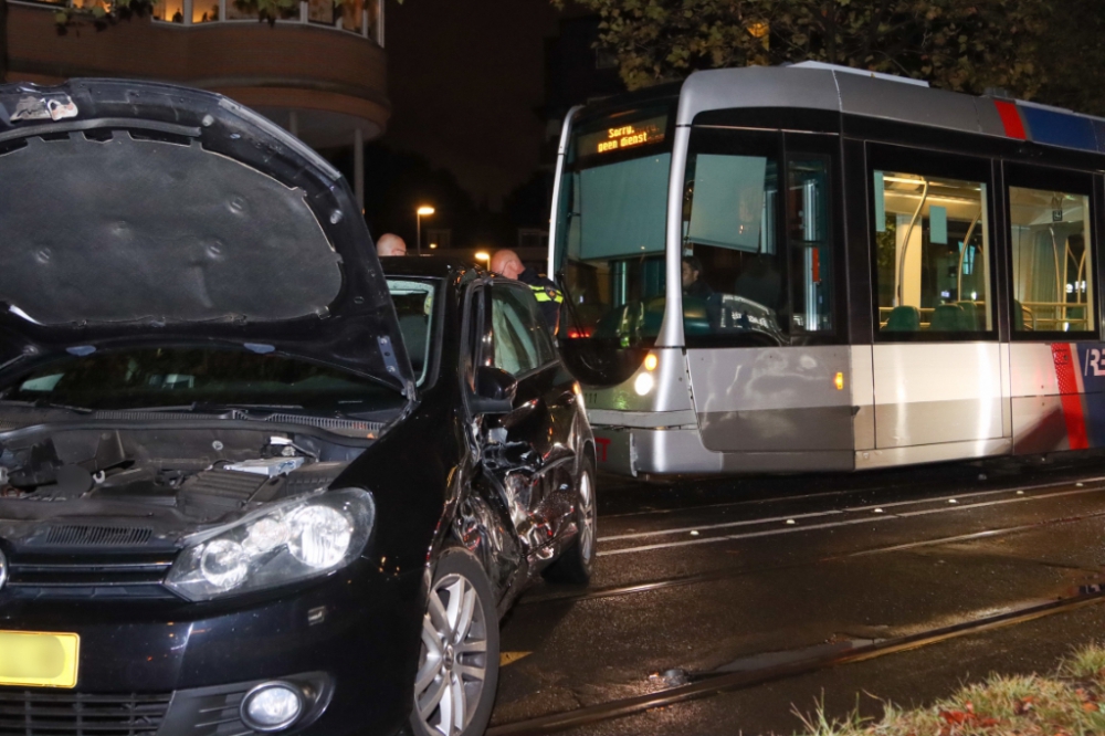 Automobiliste gewond na aanrijding met tram