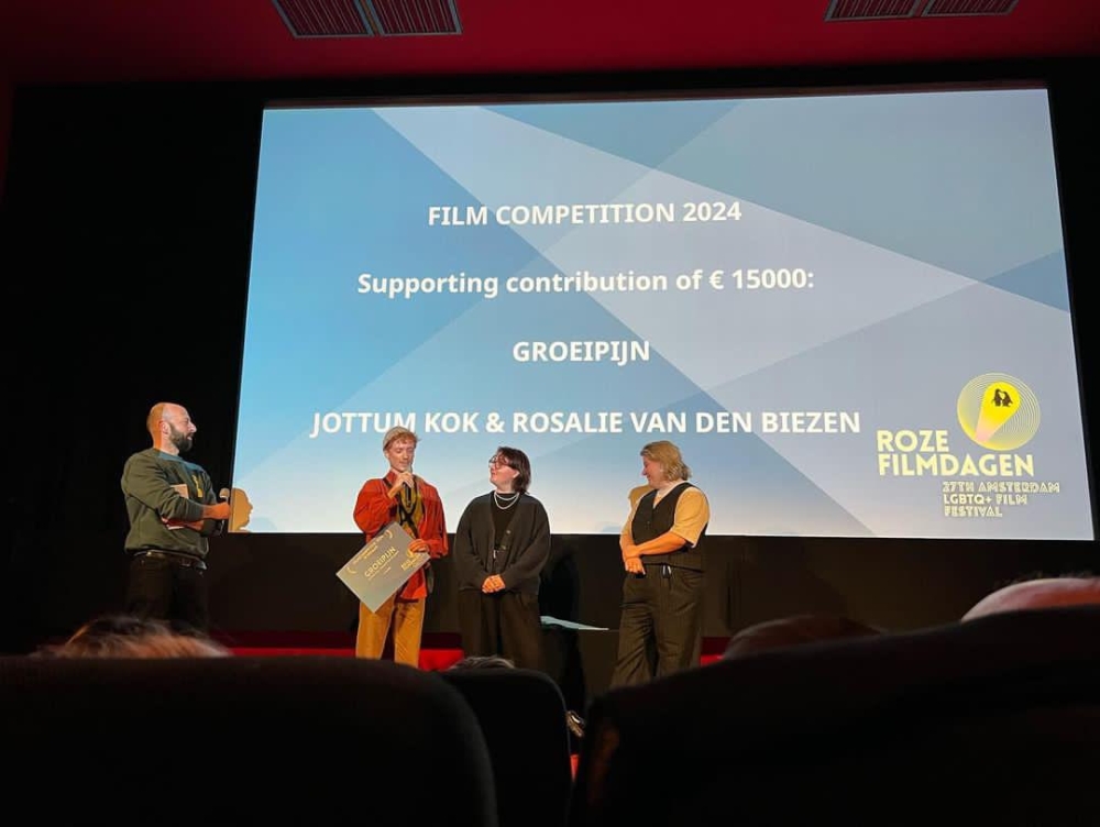 Kok en Van de Biezen (derde van links) ontvangen startbudget voor de nieuwe film &#039;Groeipijn&#039;