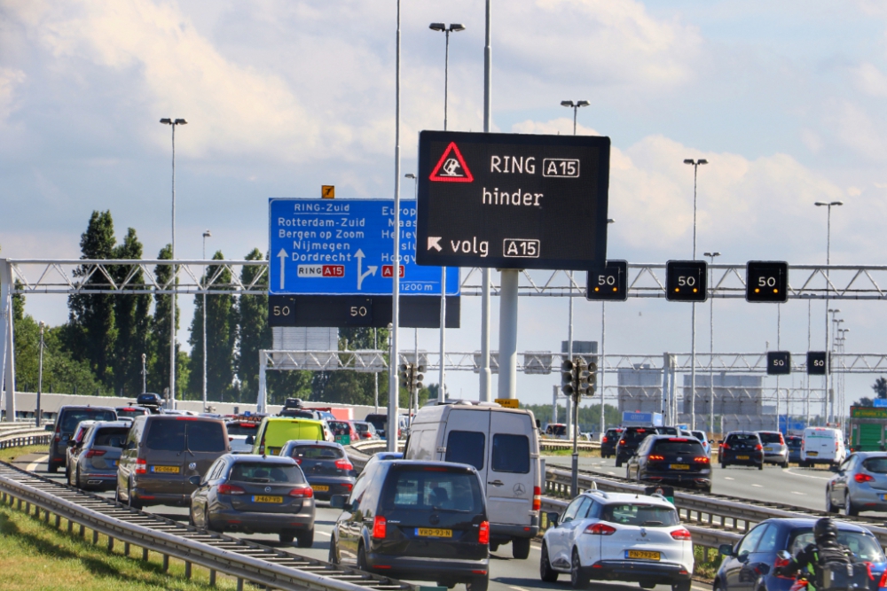 In de file aansluiten bij Beneluxtunnel door aanrijding A15