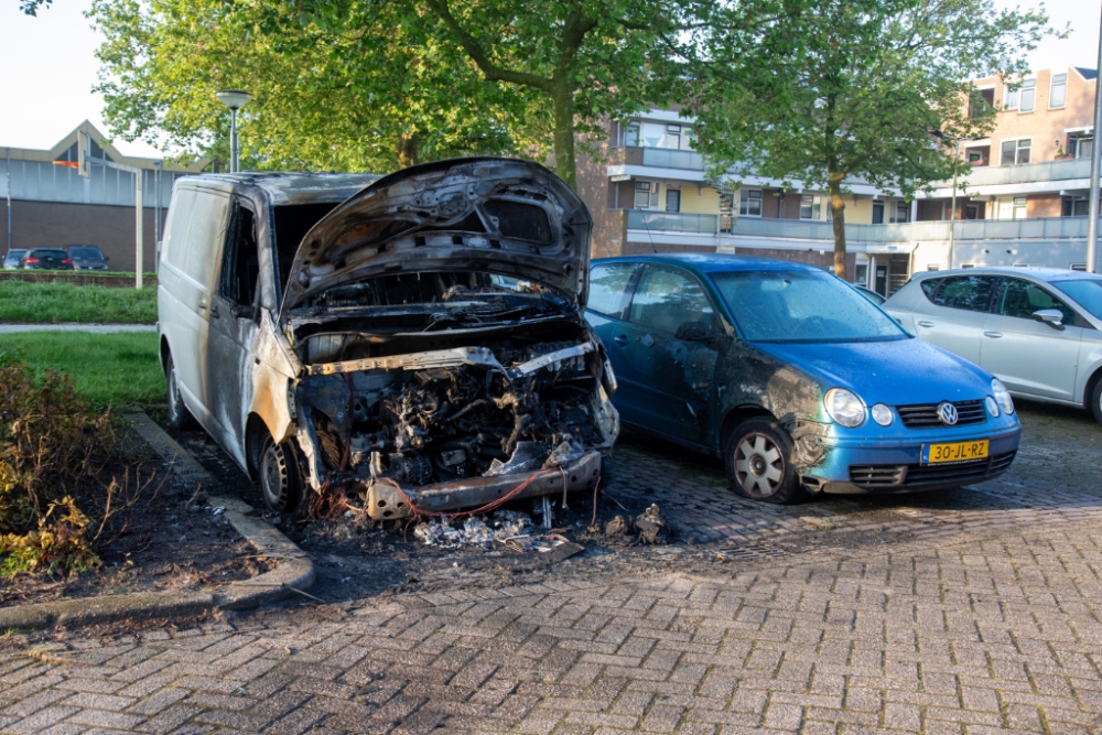 Bestelbus volledig uitgebrand