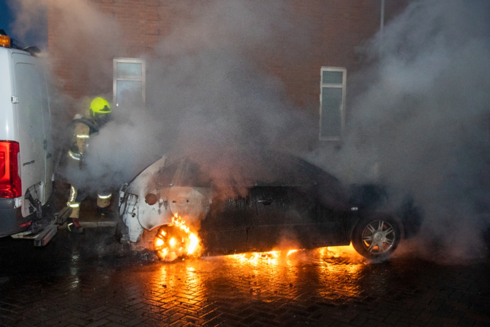 Geparkeerde auto uitgebrand op het Fabriplein