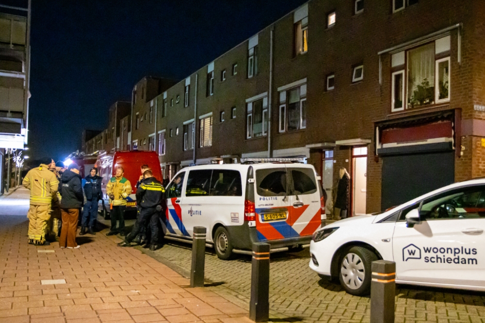 Bewoner knutselt aan brommer (met motor aan) in de woonkamer: buurt op stelten, bewoner huis uit gezet