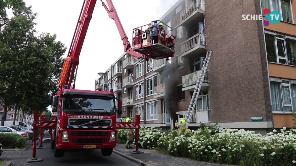 Brandweer redt opgesloten gezinnen uit de brand