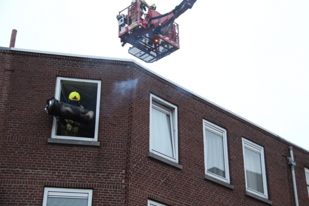 Wietkwekerij aangetroffen bij woningbrand in Edisonstraat: hondje gered, bewoners mee naar het politiebureau