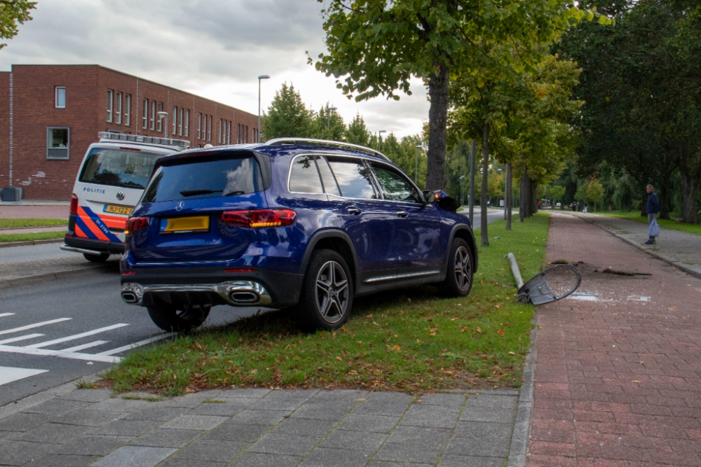 Automobilist moet uitwijken en rijdt tegen boom op de Burgemeester van Haarenlaan