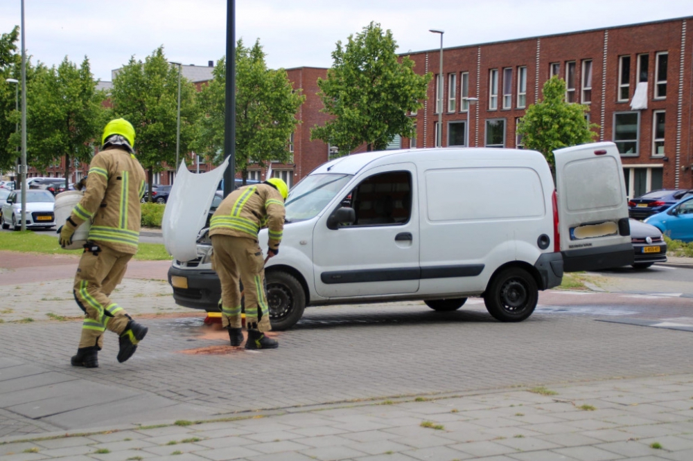 Auto rookt, brandweer schiet te hulp