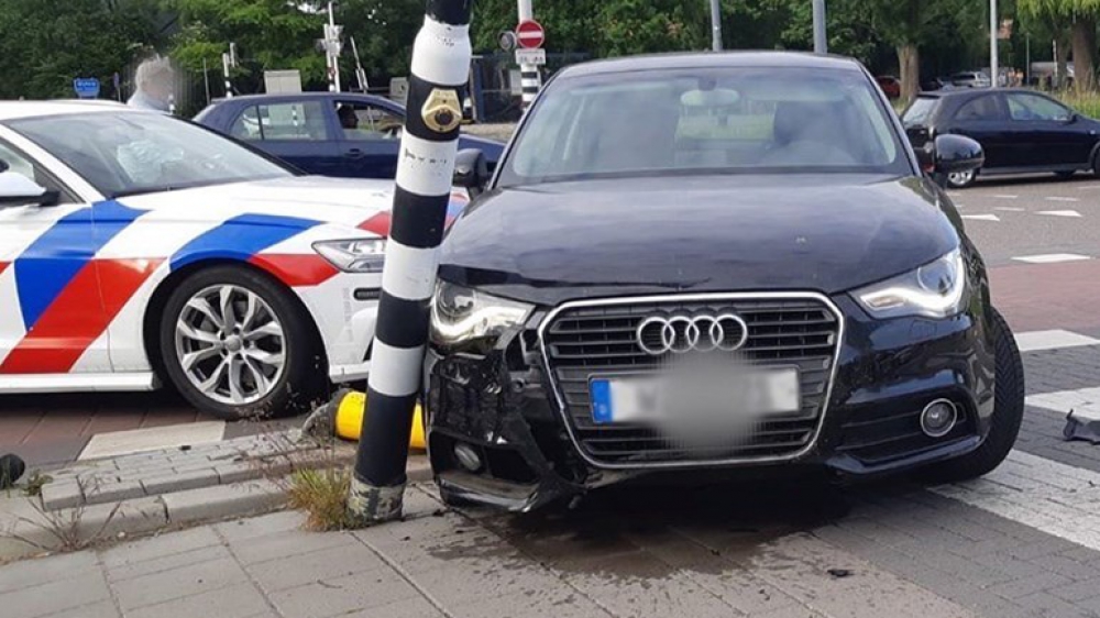 Bestuurder van gestolen auto crasht na achtervolging voor deur Schiedams politiebureau