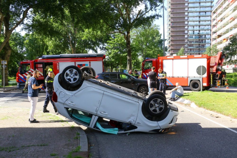 Auto belandt op zijn dak na botsing op de Mozartlaan