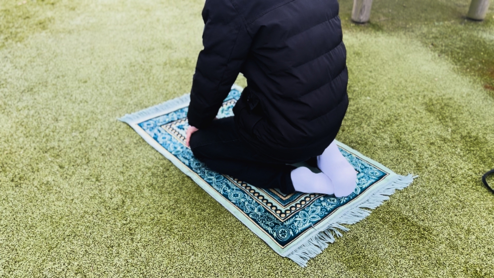 Discussie over bidden op Schravenlant verdeelt Schiedam: ‘je voelt je niet meer thuis op school’