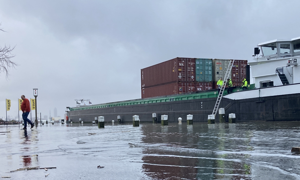 Aanmeren in Schiedam: natte voeten