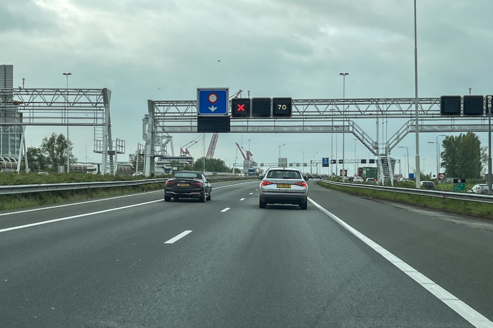 Auto valt stil op snelweg A4