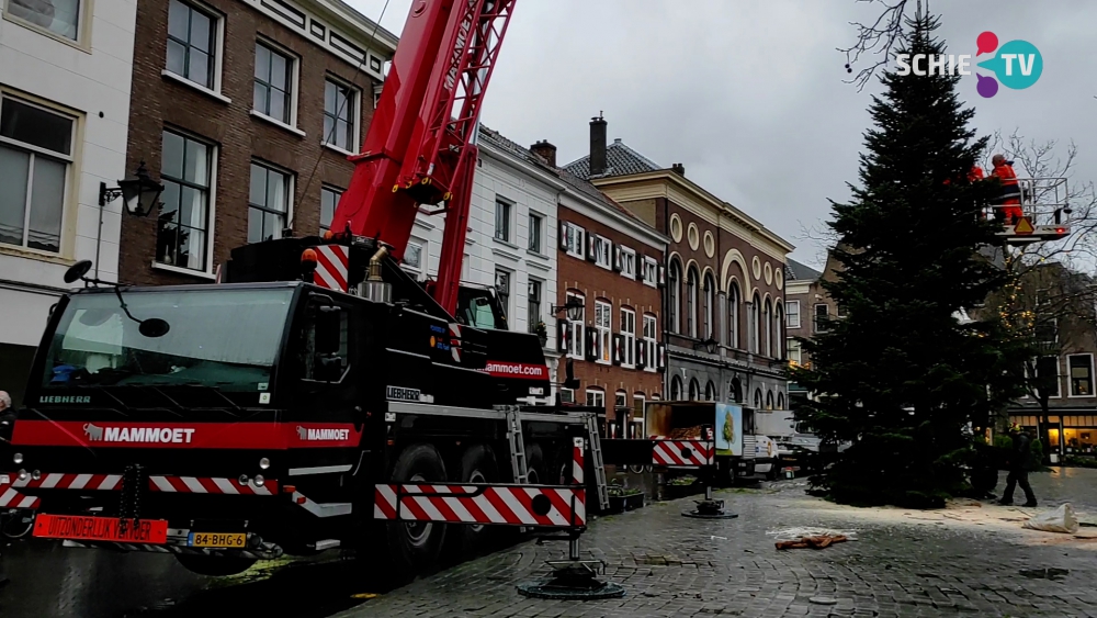 Groot materieel ingezet om de Schiedamse kerstboom te plaatsen