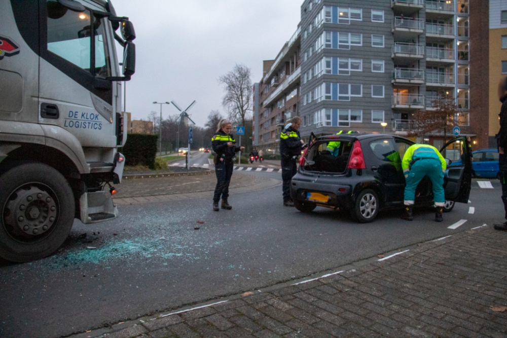 Flinke klapper tussen vrachtwagen en auto op de Nieuwe Damlaan