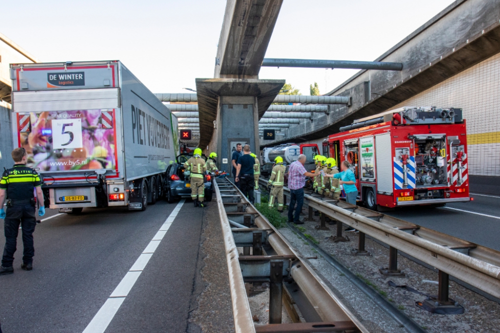 Auto klem tussen vangrail en vrachtwagen A4