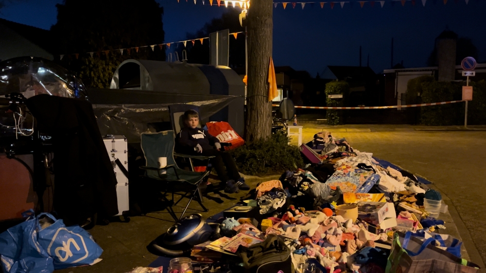 Schiedammers bouwen vrijdagavond al kleedjesmarkt op