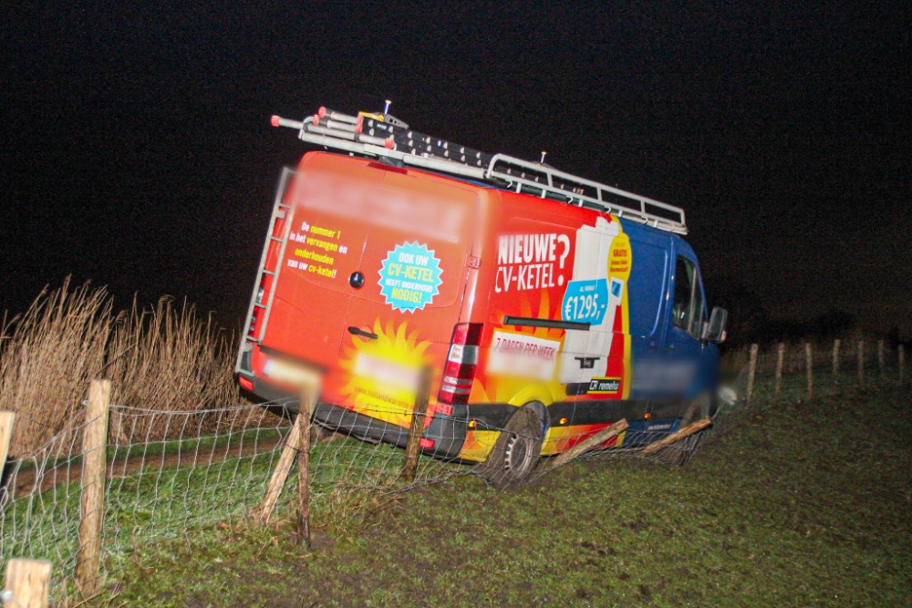 Bus vast in de berm, chauffeur kiest het hazenpad