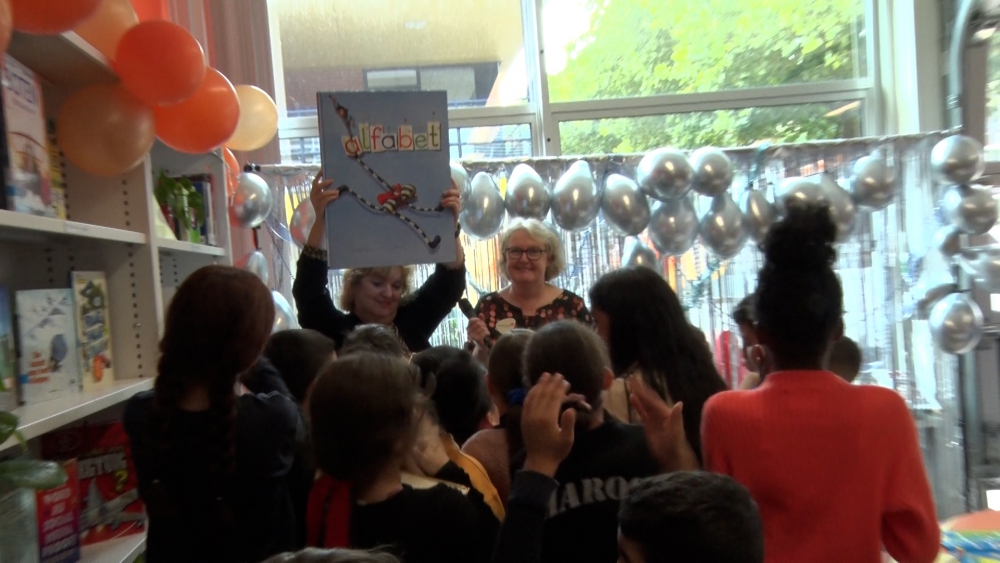 Nieuwe bibliotheek in Nieuwland geopend met ballonnen en boeken