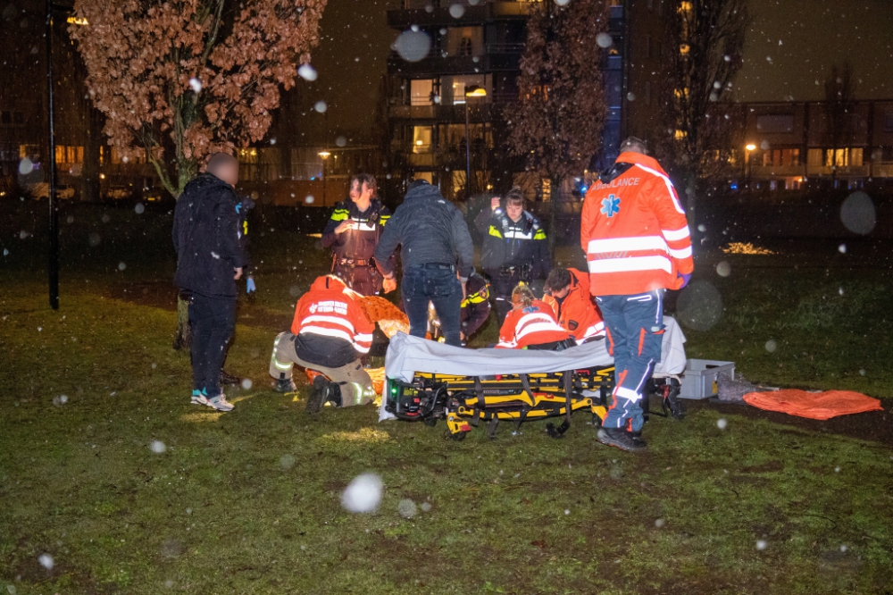 Man belandt in het ziekenhuis na val in water