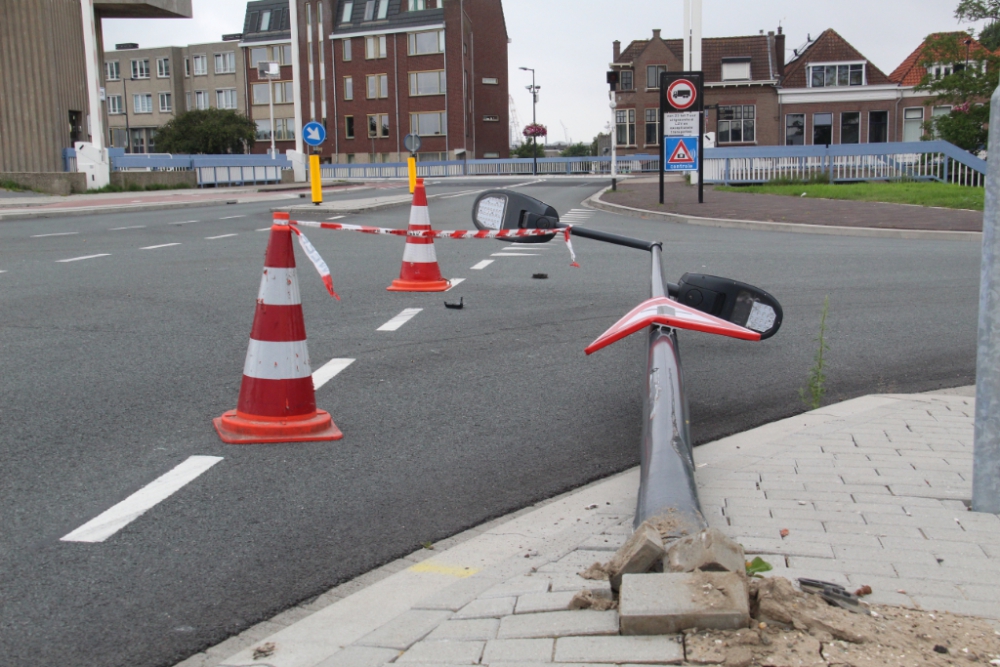 Horizontale lantaarnpaal blokkeert de weg