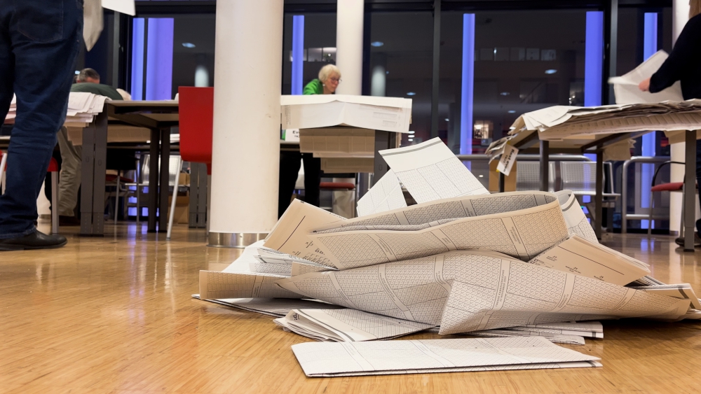 Stembureau’s dicht, containers van het slot en tellen maar!