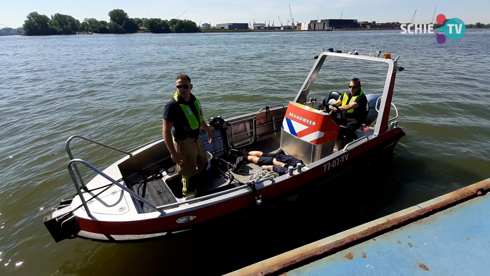 Brandweer oefent aan de Maasboulevard