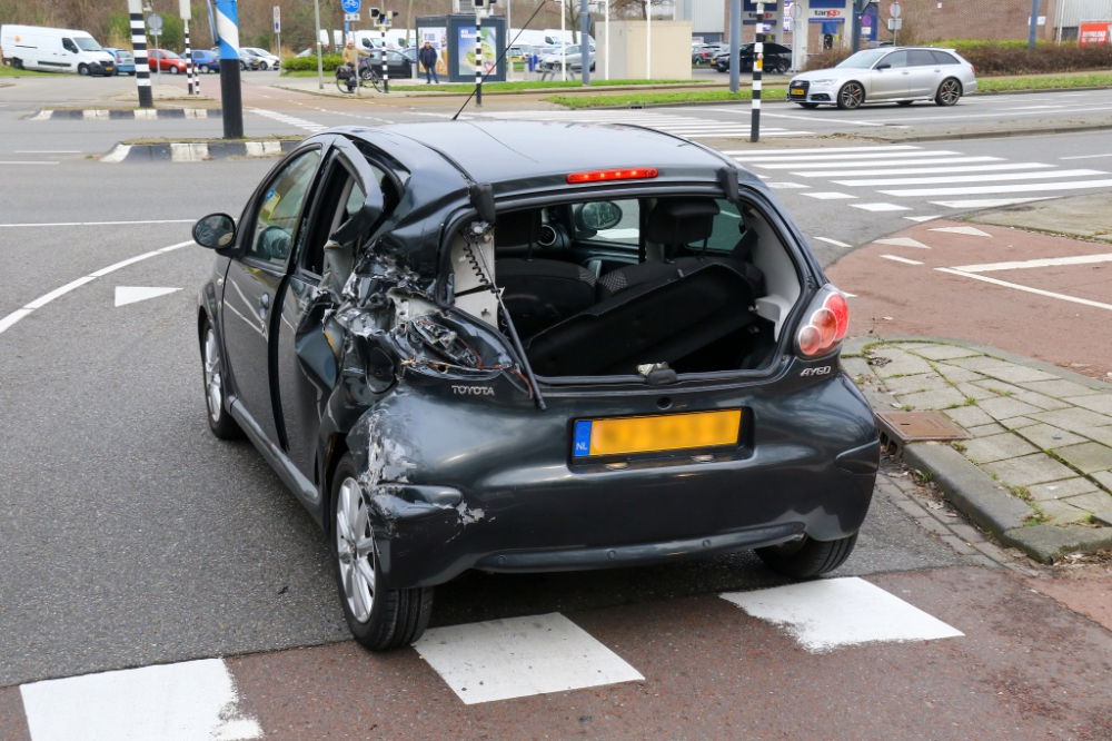 Vrachtwagen richt ravage aan op Hargalaan