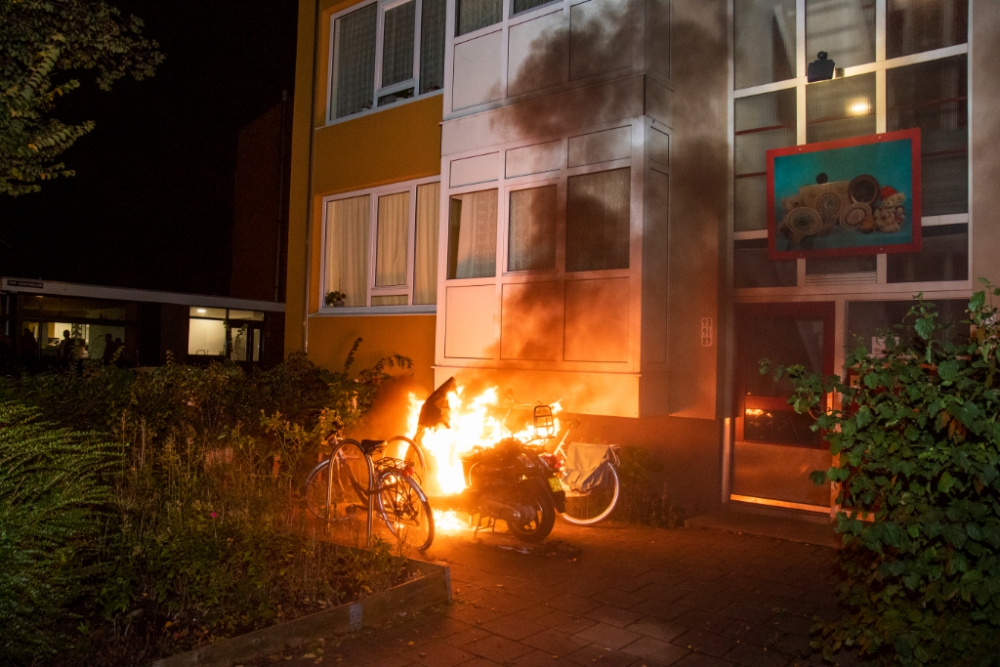 Scooter uitgebrand in Nieuwland